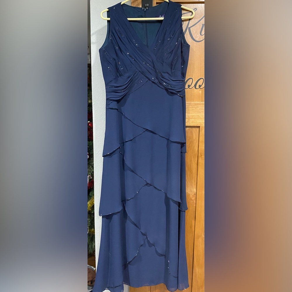 Elegant dress with cover for shoulders